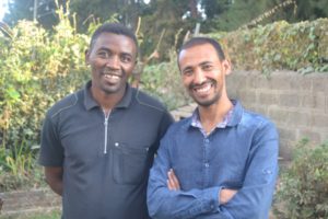 Gatebarnlederne Mengistu Boranu og Michael Nigusse kommer på besøk til Moss Frikirke